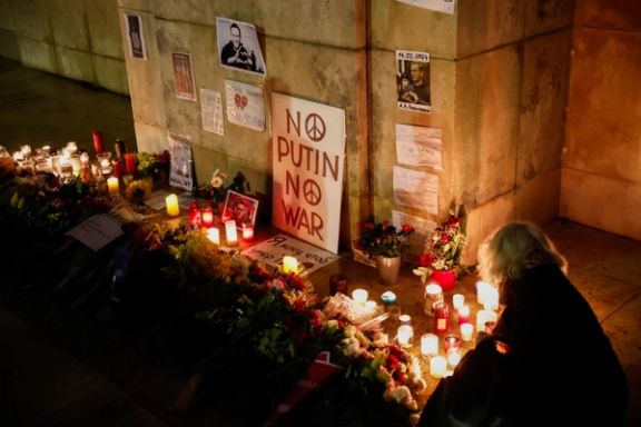 People attend a vigil following the death of Russian opposition leader Alexei Navalny, at the Trocadero near the Eiffel Tower in Paris, France, February 19, 2024.