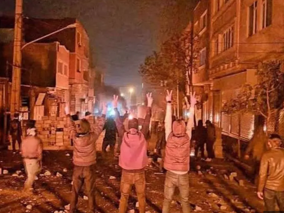 طهران تواصل الشعارات الليلية المناهضة للنظام و"الديكتاتور خامنئي"