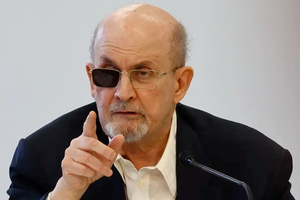 سلمان رشدی؛ یک چاقو و یک فتوا