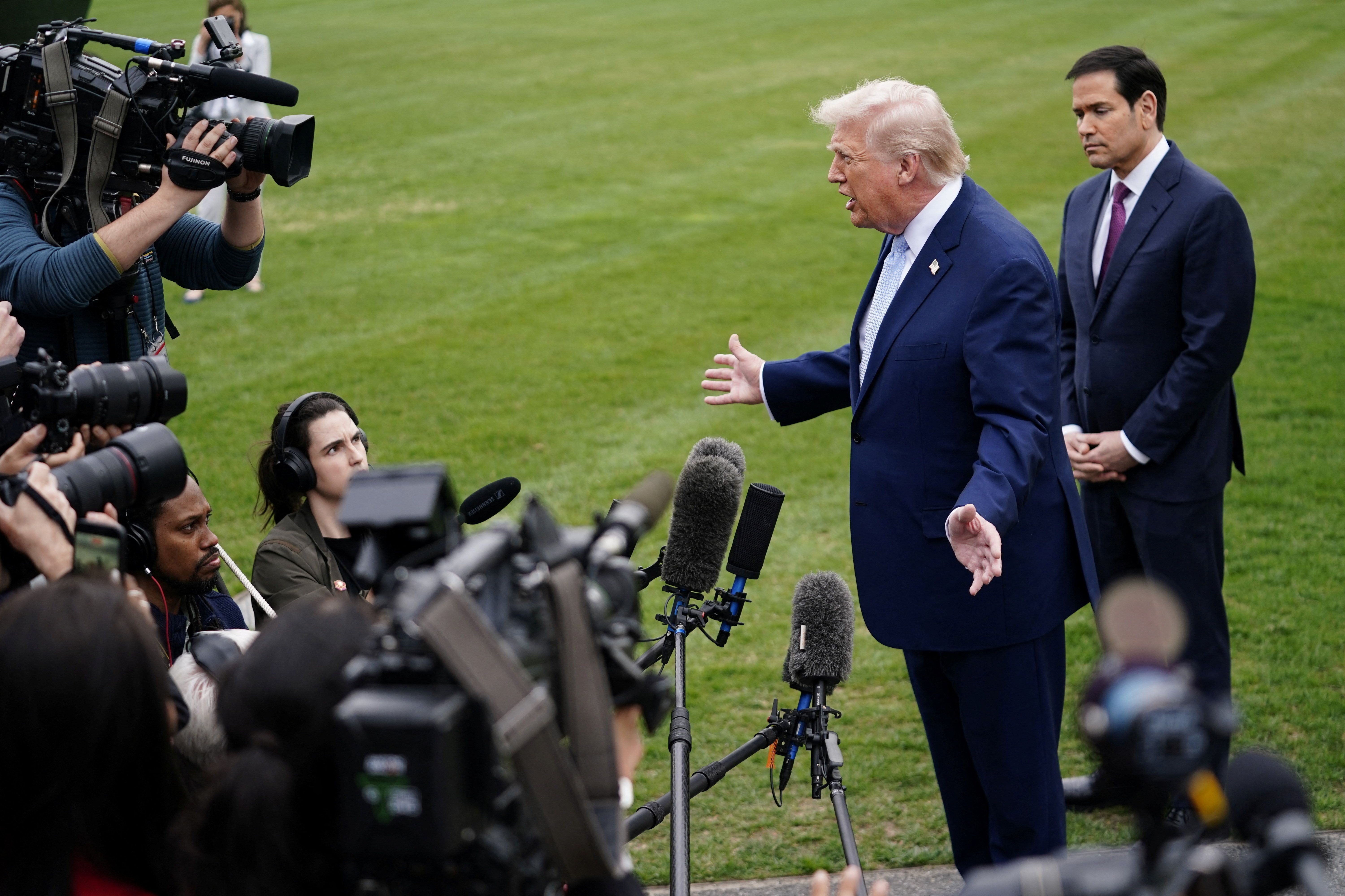 پولیتیکو: اظهارات ترامپ تلاش برای القای مطالباتش به‌عنوان واقعیت است