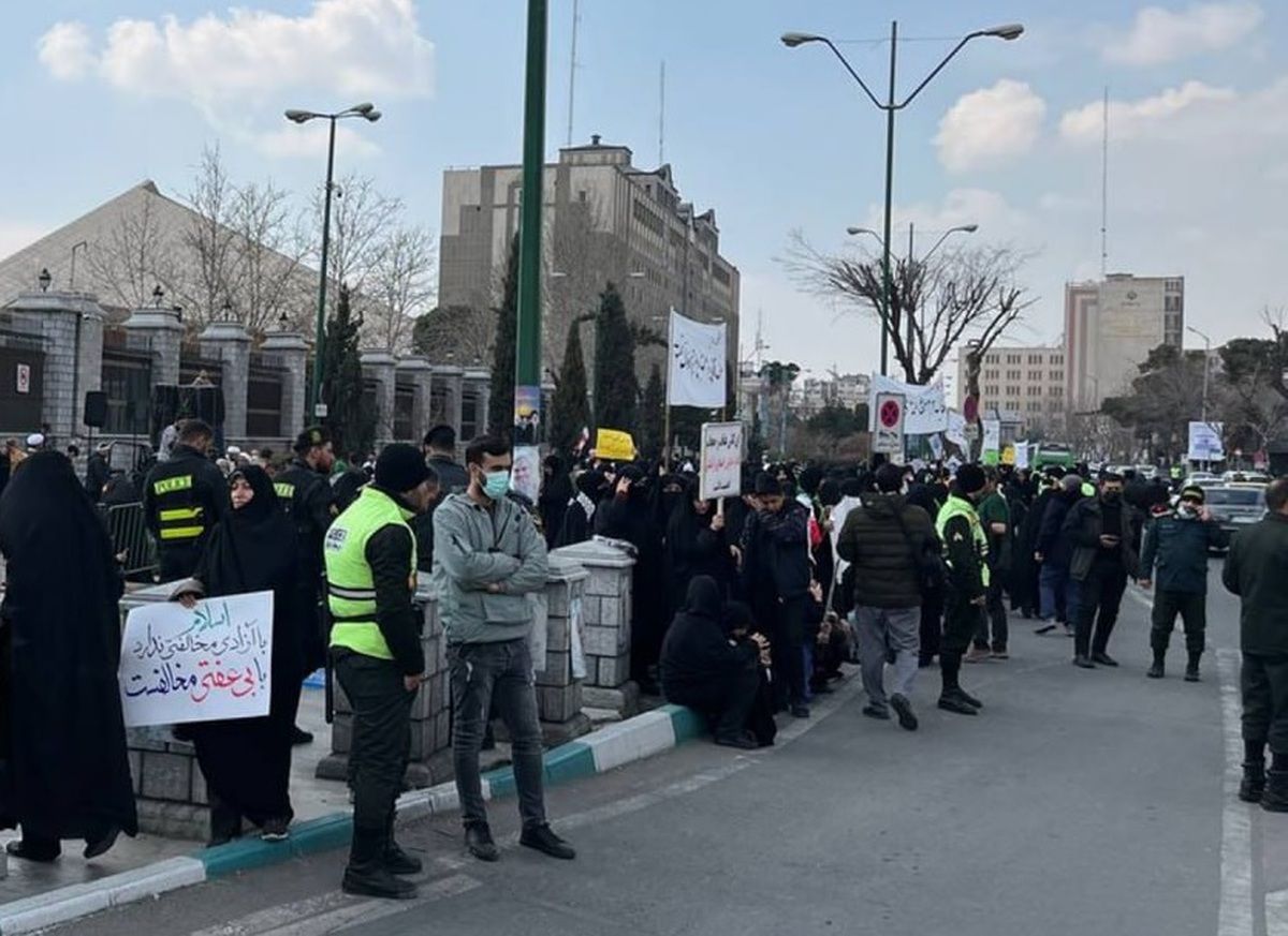Ultra-hardliners protesting outside the Iranian Parliament against delay in enforcing hijab law