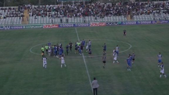 جنجال در لیگ یک؛ داماشیها به داور حمله کردند و بازی نیمهتمام ماند