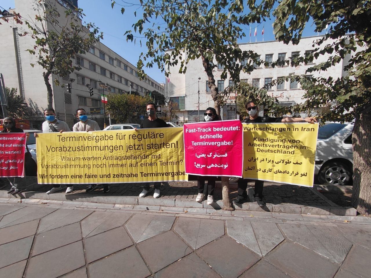 متقاضیان ویزای کاری آلمان مقابل سفارت این کشور در تهران تجمع کردند