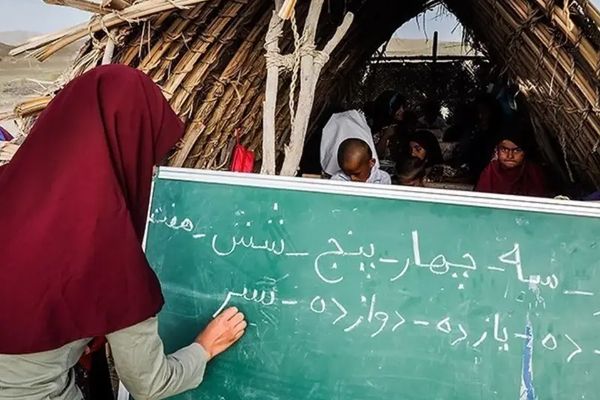 فاقمت تدني المستوى الدراسي.. الأزمة الاقتصادية تضرب التعليم في إيران