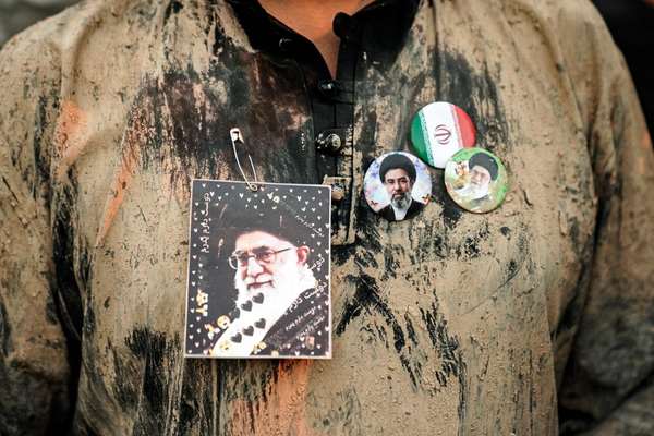 جنازة خامنئي.. "نعش" يحاول ترميم سلطة النظام الإيراني الجريحة