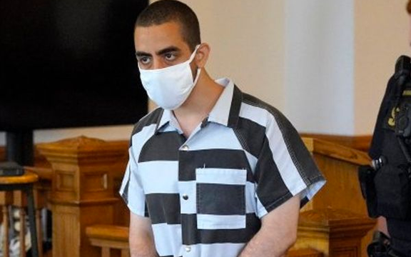 حکومت ایران از اهدای هزار متر زمین «با ارزش» به ضارب سلمان رشدی، نویسنده، خبر داد