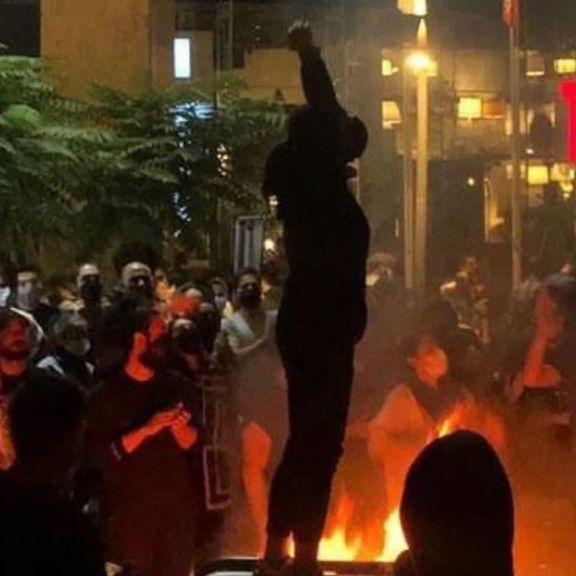 Young protesters taking over the streets at night in Tehran. September 27, 2022