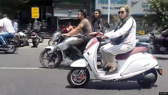 پلیس راهور تهران بزرگ: رانندگی زنان با موتورسیکلت برقی هم ممنوع است