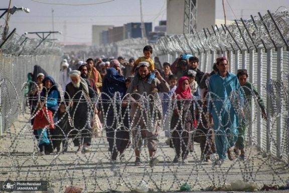 Afghan refugees at the Iranian border