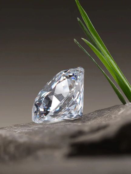 آخرین روش درآمدزایی بارسلونا؛ الماس ۱۵ هزار یورویی ساختهشده از کربن چمن نوکمپ