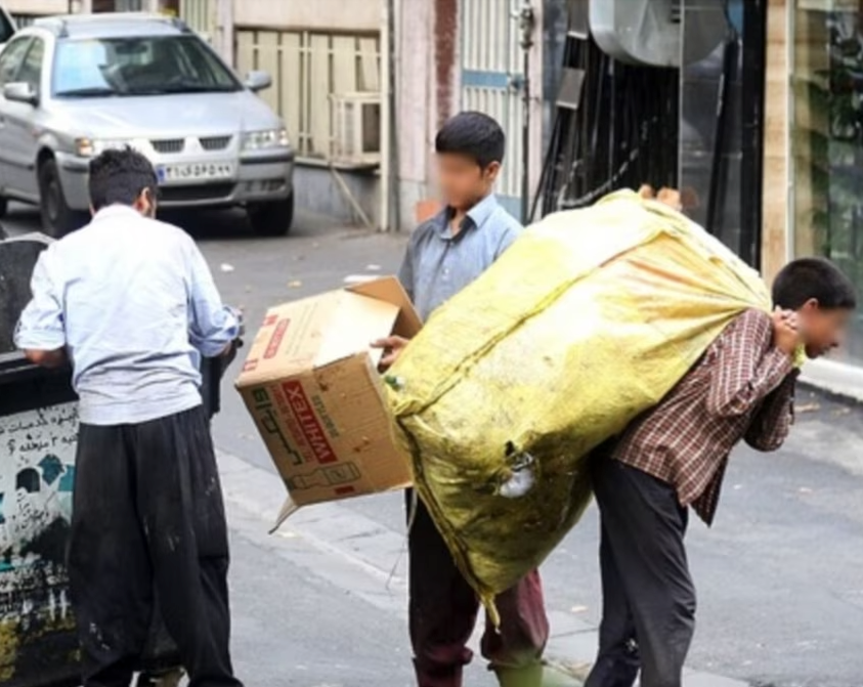 خبير اقتصادي إيراني: ثُلث المواطنين في بلدنا يعيشون في فقر مدقع