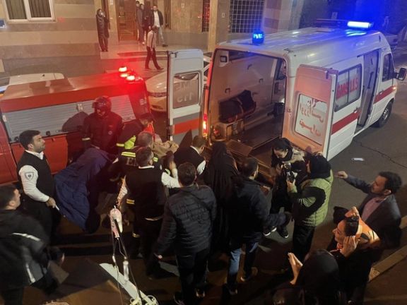 حضور خودروهای آتشنشانی و آمبولانس در مقابل بیمارستان گاندی