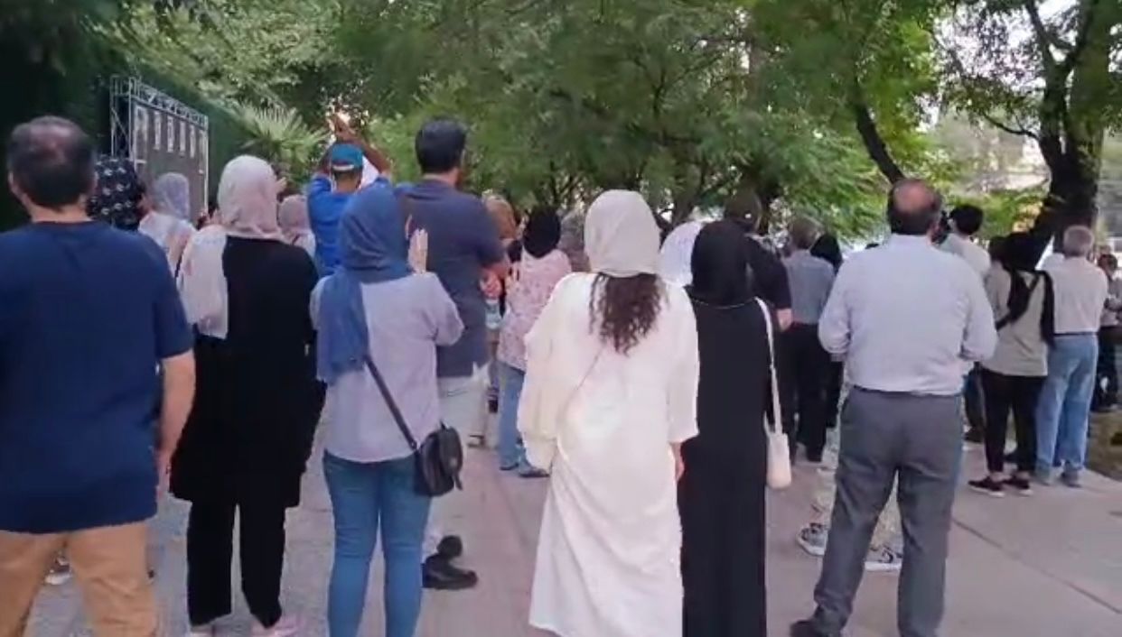 خانواده‌های بازداشت‌شدگان اعتراضات بحران آب و برق در شیراز دست به تجمع زدند