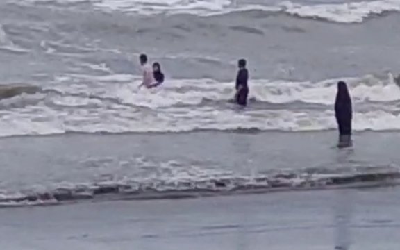 نیروی انتظامی مازندران: ۴۰۰ زن را جذب کردهایم که روزی هفت ساعت در ساحل تذکر حجاب بدهند