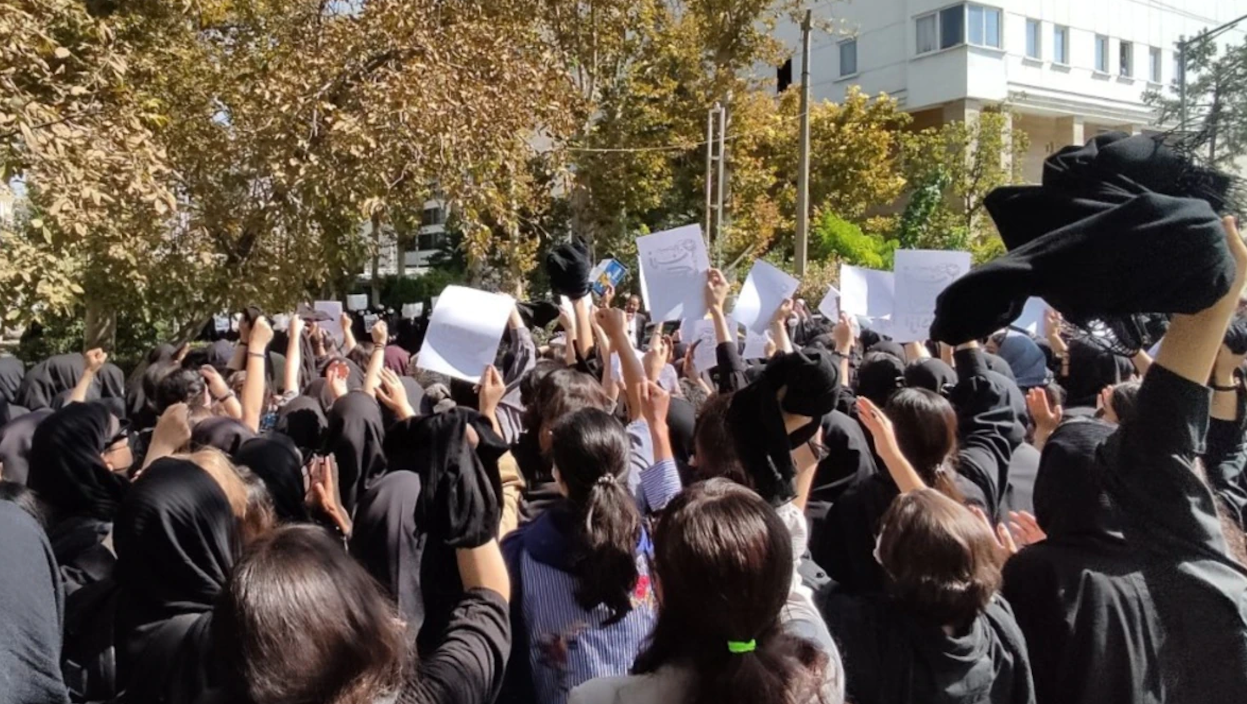 ادامه خیزش انقلابی و نمایش خشم مردم علیه جمهوری اسلامی در شهرهای مختلف کشور