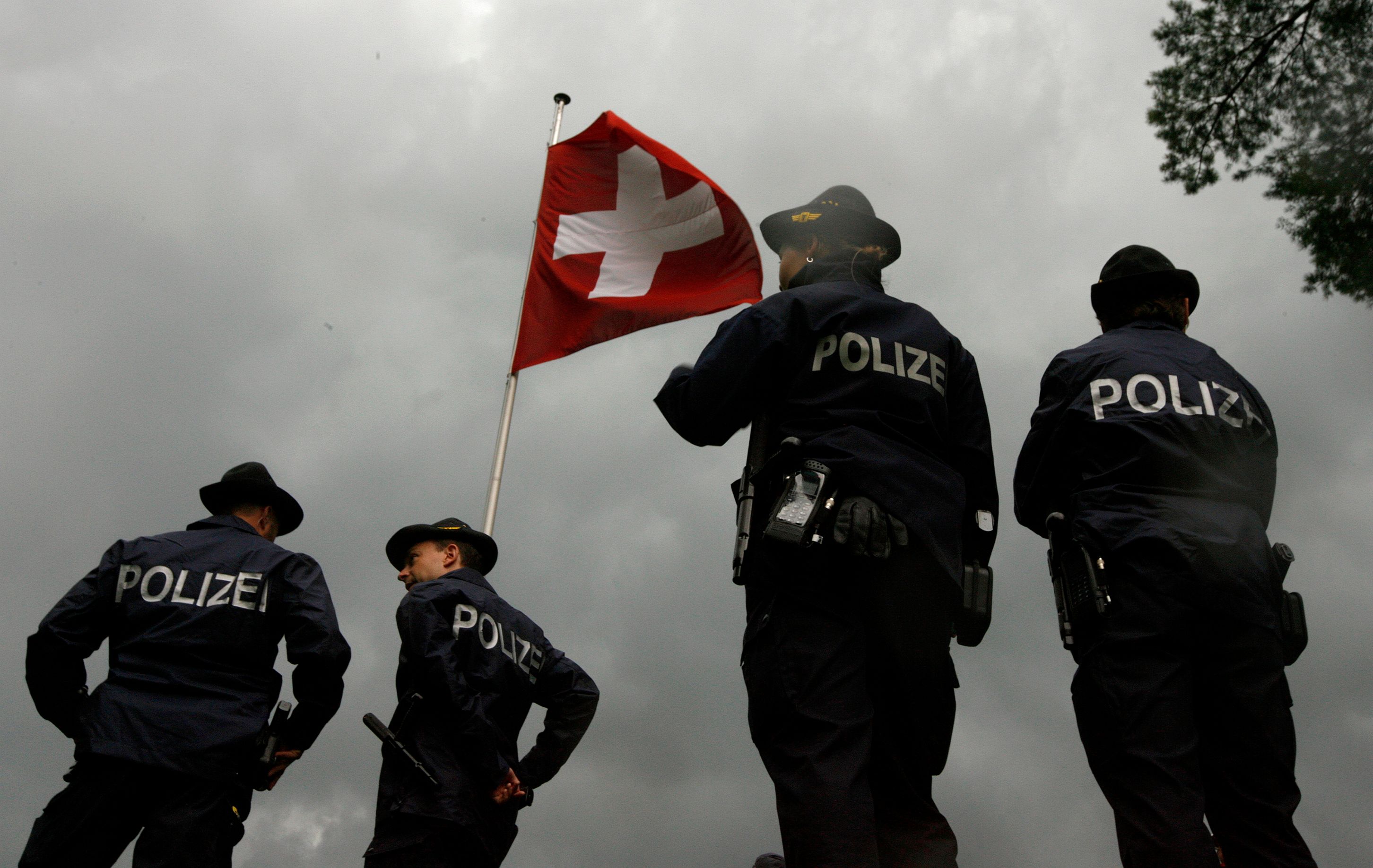 الشرطة السويسرية تقتل لاجئا إيرانيا احتجز 15 شخصاً كرهائن