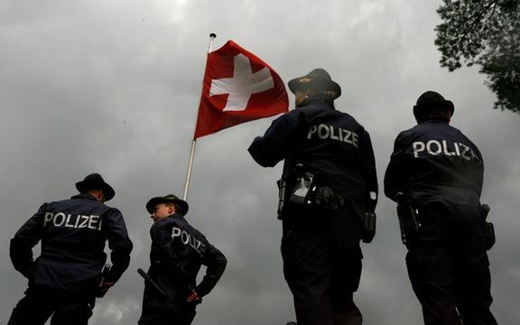 الشرطة السويسرية تقتل لاجئا إيرانيا احتجز 15 شخصاً كرهائن