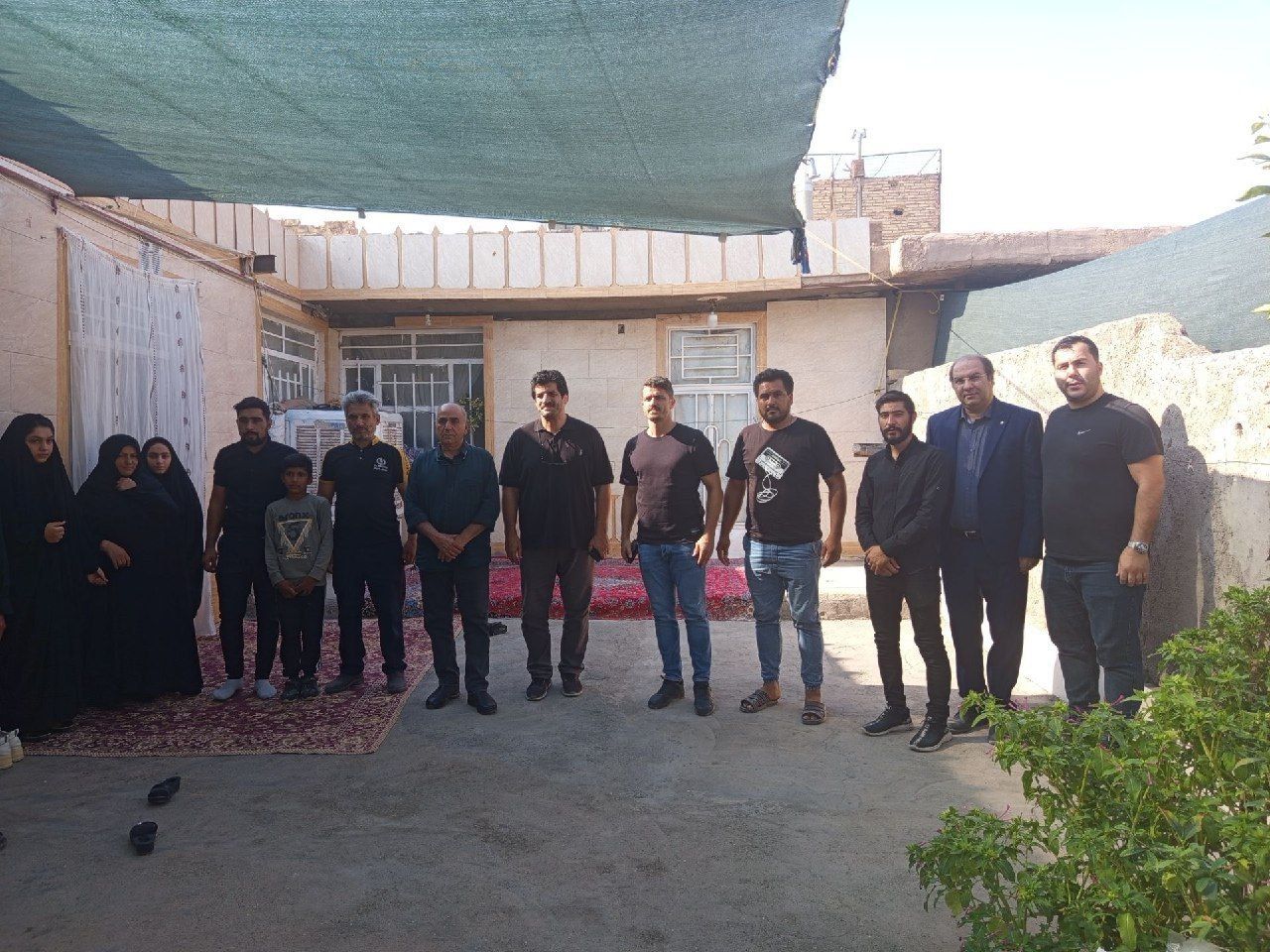 رسول خادم، وریا غفوری و پرویز پرستویی در مناطق زلزله‌زده کاشمر