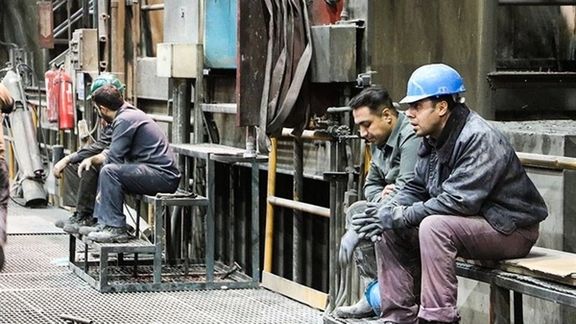 التضخم الجامح وغلاء أسعار السلع الأساسية يخنقان معيشة العمال في إيران