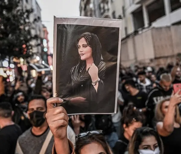 توضیح ایران‌اینترنشنال درباره وقفه در نمایش هشتگ مهسا امینی