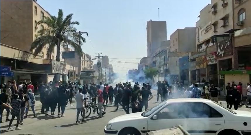 انتفاضة إيران تتواصل.. نزول للشوارع.. وتنديد دولي.. ورجال في الحوزات يعزلون خامنئي