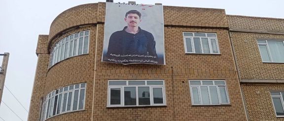 سازمان ههنگاو: نیروهای امنیتی بنر وفا آذربار را پایین کشیده و خانوادهاش را تهدید کردند