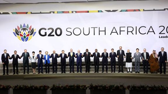 رهبران جهان در نخستین روز نشست سران گروه ۲۰ برای عکس یادگاری در مرکز نمایشگاهی نَسرِک ژوهانسبورگ ژست میگیرند. ژوهانسبورگ، آفریقای جنوبی؛ ۲۲ نوامبر ۲۰۲۵.