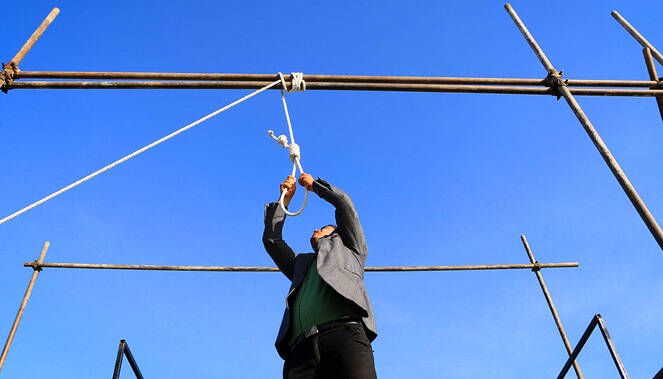 رغم الانتقادات الواسعة.. السلطات الإيرانية تواصل الإعدامات وتعدم شخصين أحدهما على الملأ