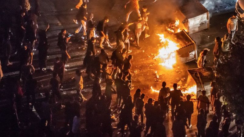 مسيرات ليلية في طهران والمتظاهرون: "نهاية حكايتنا جميلة.. امرأة تقتل المرشد"