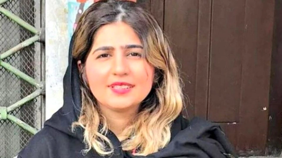 وکیل سپیده قلیان از برگزاری دادگاه علنی برای این زندانی سیاسی در ۱۵ مردادماه خبر داد