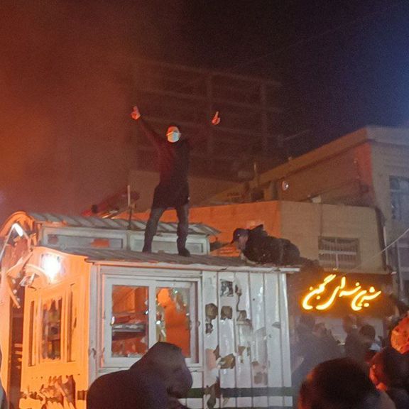 پیام مخاطبان: اجساد روی آسفالت کشیده میشد و به زنان و کودکان شلیک میکردند