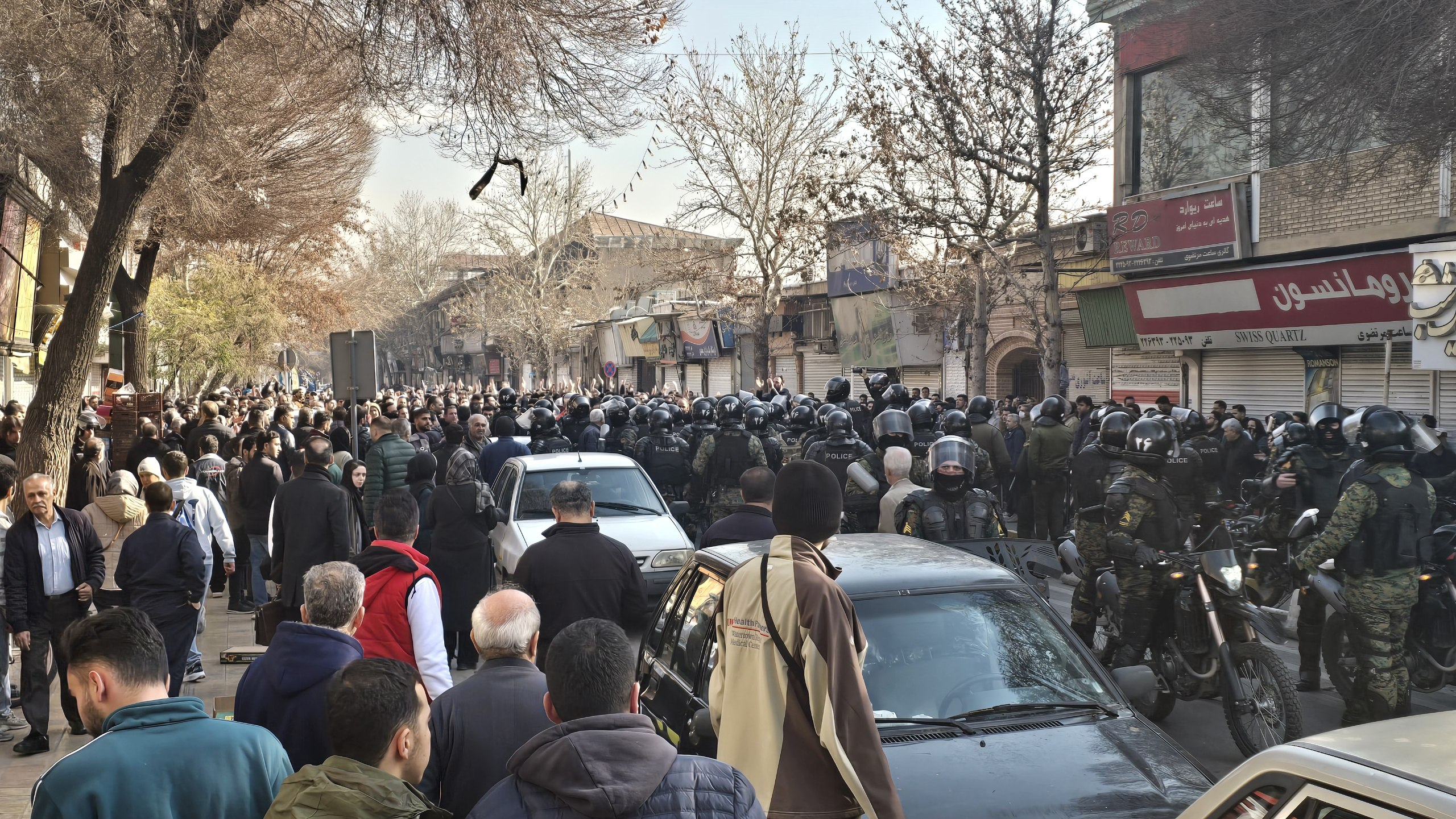 "الدفاع عن الديمقراطيات": سلطة الملالي تتداعى بشكل جدي وعلى أميركا دعم المتظاهرين في إيران