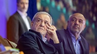 الحكومة الإيرانية تتجنب المواجهة وسط تصاعد الضغوط لعزل وزراء بعد انفجار ميناء رجائي