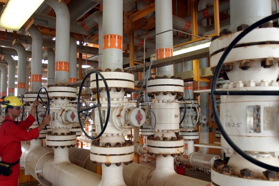 An Iranian man works on an oil production platform at the Soroush oil fields in the Persian Gulf, July 25, 2005.