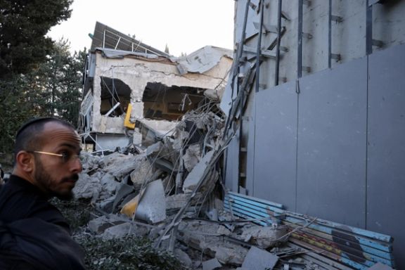 ویرانیهای به جا مانده از حمله حوثیهای یمن به شهر رامات گان اسرائیل، ۲۹ آذر