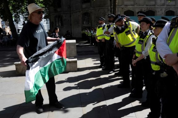 یکی از معترضان حامی فلسطین در برابر پلیس لندن، ۱۳ تیر