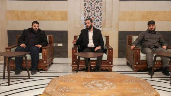 دیدار احمد الشرع، معروف به محمد جولانی، فرمانده تحریر شام، با فرماندهان نظامی در دمشق، اول دیماه