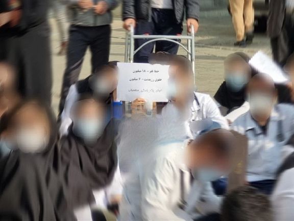 تحصن کادر درمان بیمارستان رسول اکرم؛ پزشکان و دانشجویان پزشکی شعارهای اعتراضی سر دادند