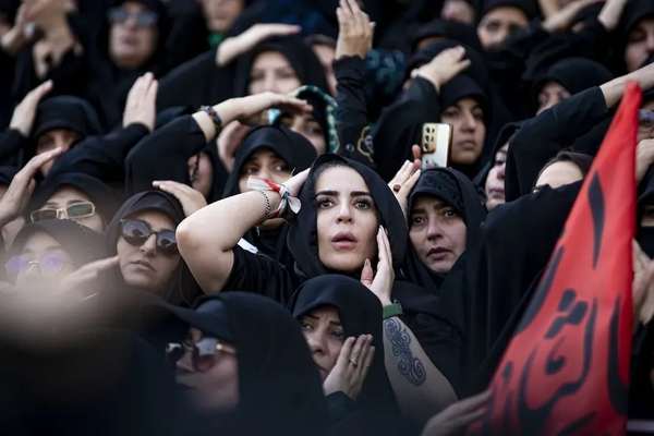 حکومت برای روایتسازی از مراسم تشییع جنازه خامنهای به بلاگرهای خارجی متوسل شد