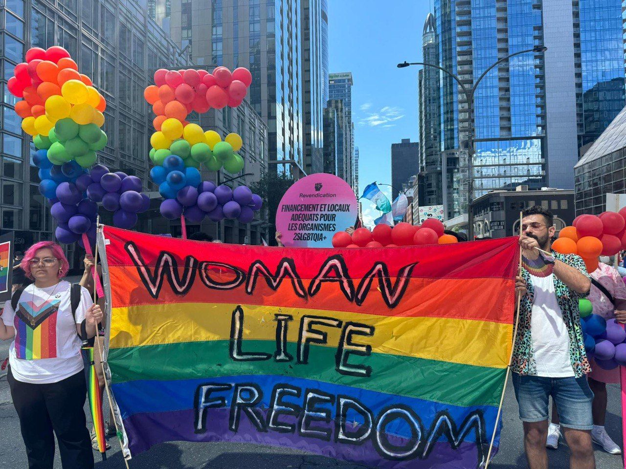 کوییرهای ایرانی در مونترال کانادا با شعار «زن، زندگی، آزادی» رژه افتخار برگزار کردند