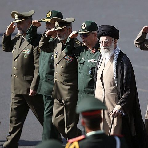 صحيفة بريطانية: أبناء مسؤولين بارزين في النظام الإيراني يطالبون بإحداث تحولات سياسية