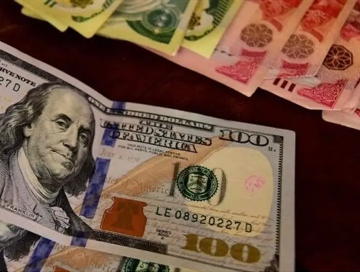 سعر الدولار والعملات الأجنبية يصل إلى مستوى قياسي جديد في إيران