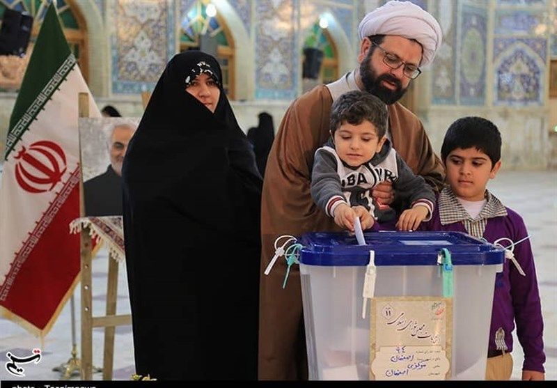 An Iranian family casting votes for parliamentary elections in the city of Esfahan (Isfahan) 