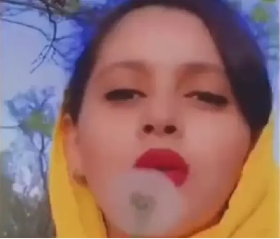 أكثر من 100 فنان وكاتب إيراني يدعمون الاحتجاجات ويطالبون بوقف "استرضاء النظام الإيراني"