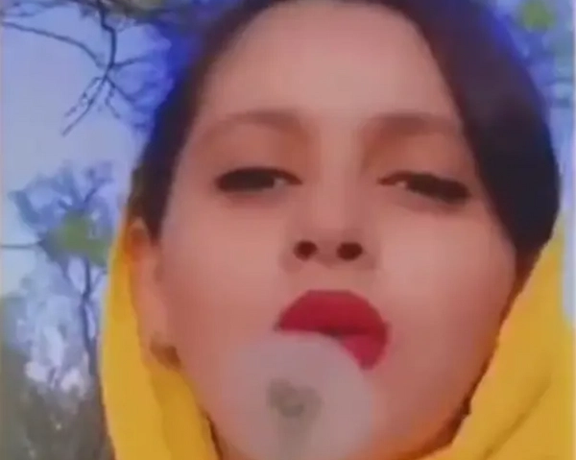 أكثر من 100 فنان وكاتب إيراني يدعمون الاحتجاجات ويطالبون بوقف "استرضاء النظام الإيراني"