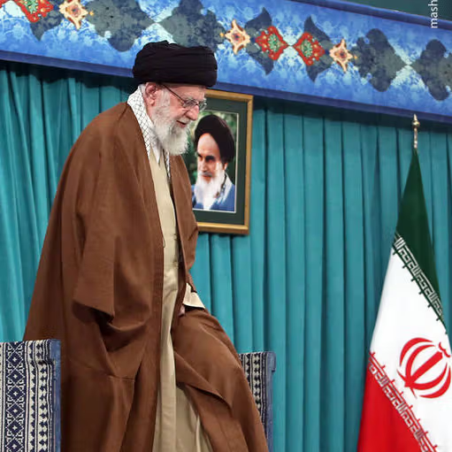 خامنئي: الاستماع للأغاني النسائية المنتجَة بالذكاء الاصطناعي مُحرّم على الرجال