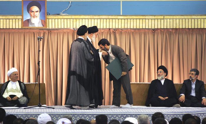 سال ۱۳۸۴ محمود احمدی ‌نژاد با پیروزی در مقابل اکبر هاشمی رفسنجانی، رییس‌جمهور شد. مصطفی معین حتی به دور دوم رقابت‌ها هم نرسید