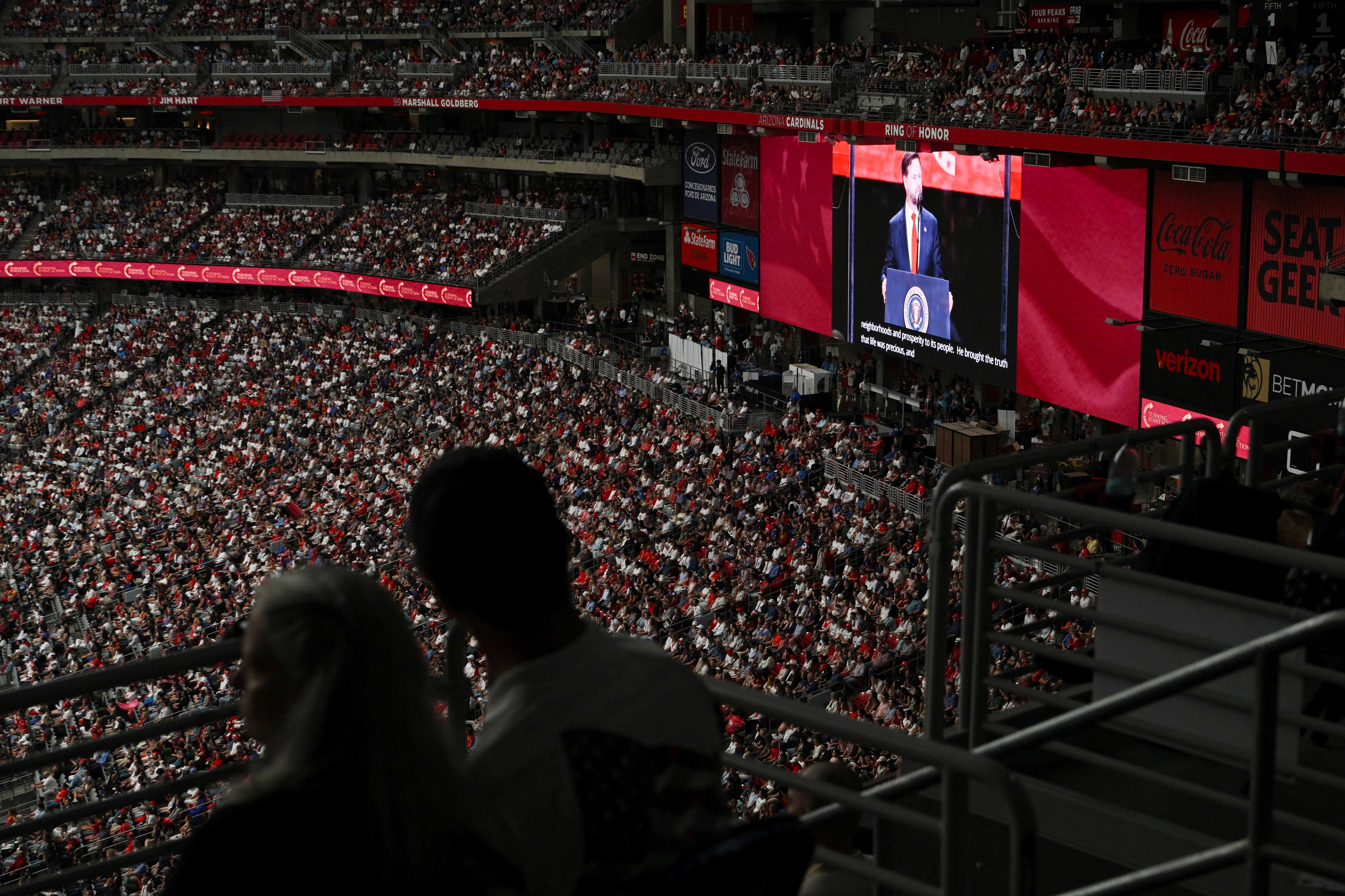 ده‌ها هزار نفر در مراسم یادبود چارلی کرک شرکت کردند