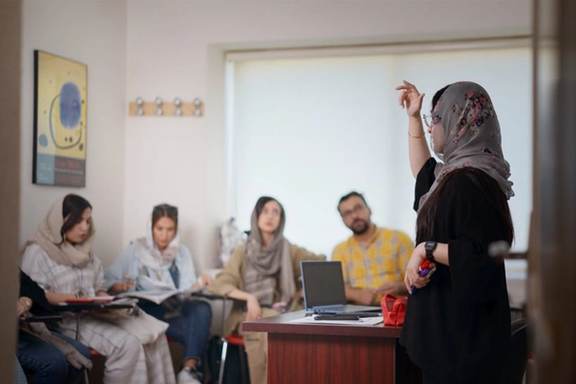 نمایی از یکی از کلاسهای مرکز آموزش زبان فرانسه در تهران