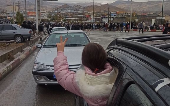 نشان دادن نماد پیروزی به معترضان در سنندج